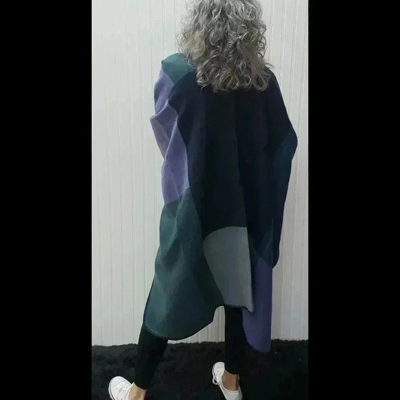 L.I.B. Blue/Green/Gray Colorblock Cape Brand New - Picture 2 of 5